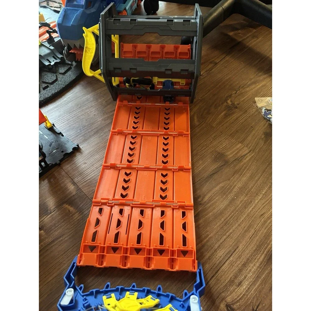 Hot Wheels Roll Out Raceway, Track Set, 80 die-cast vehicles and 5 track pieces